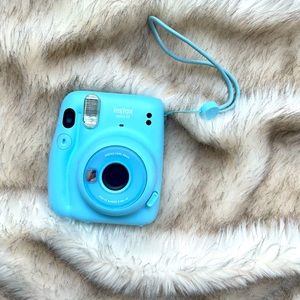 Instax Mini 11 Polaroid camera